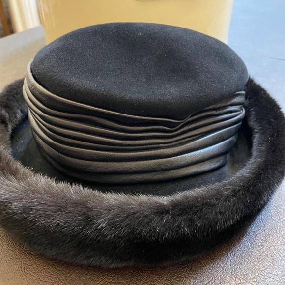 Gorgeous Wool Leather Mink Black Henri Bendel Hat Original Owner stored in box